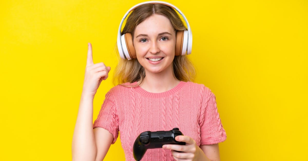 Mulher com fones de ouvido com controle de videogame, equipamentos e prontos para jogar jogos em inglês.