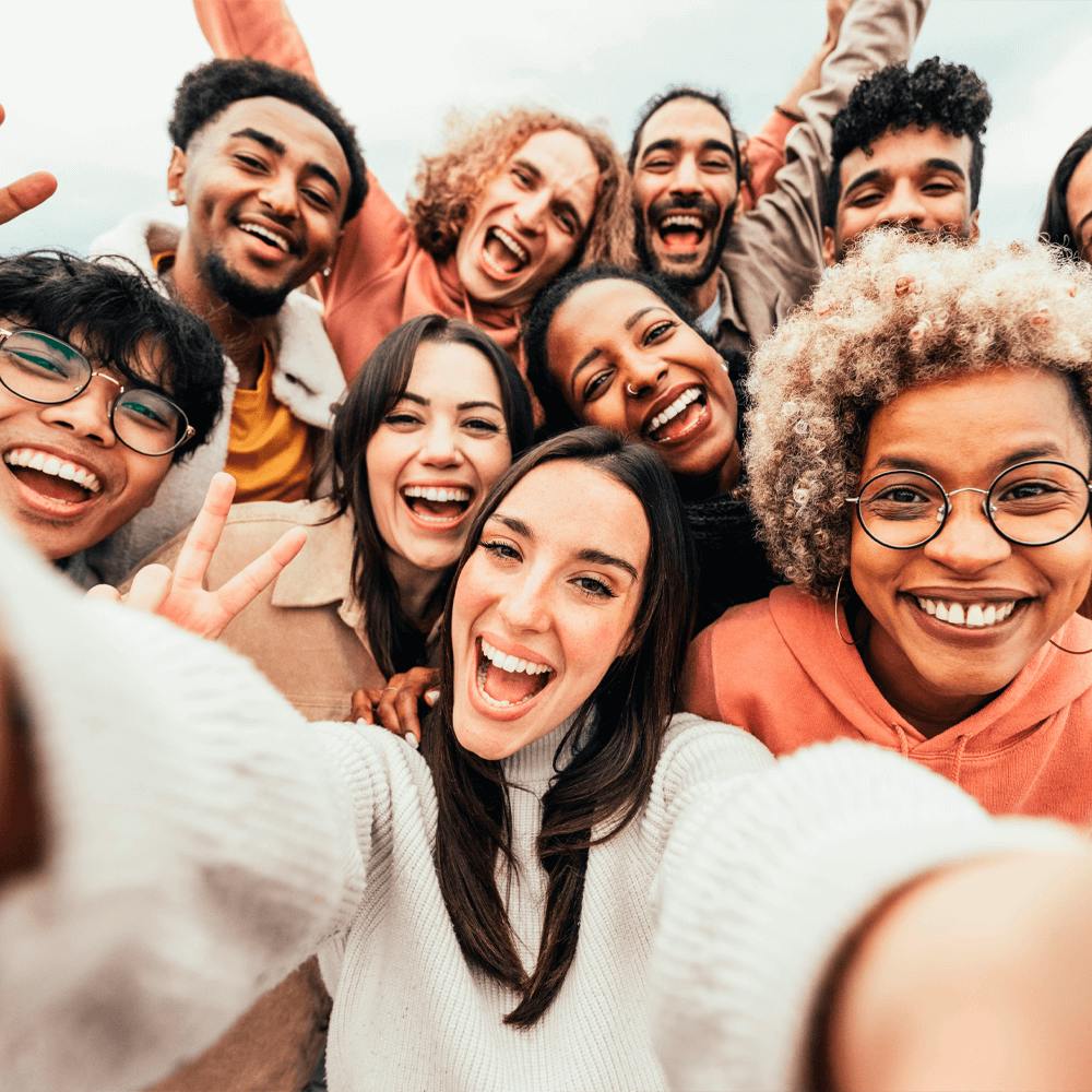 Grupo de jovens sorrindo para uma selfie