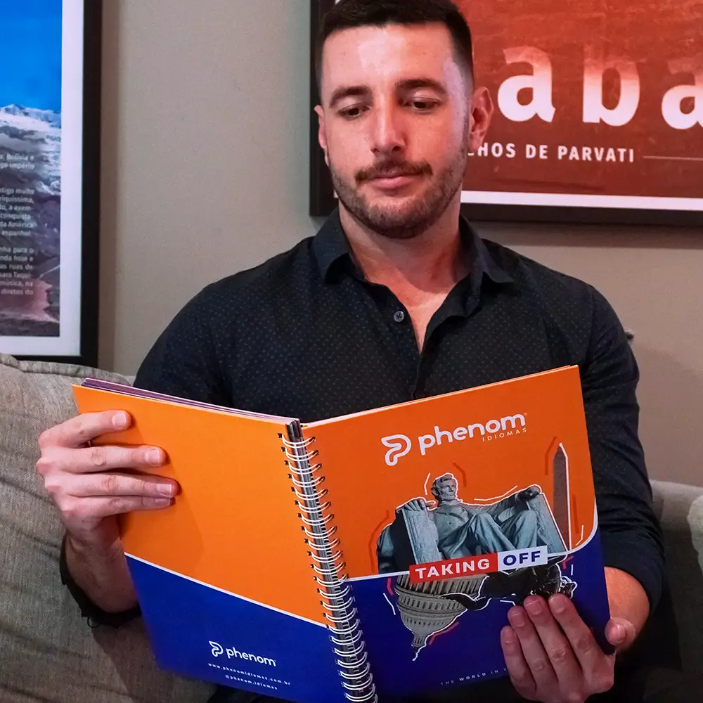 Aluno no curso grátis Phenom Idiomas