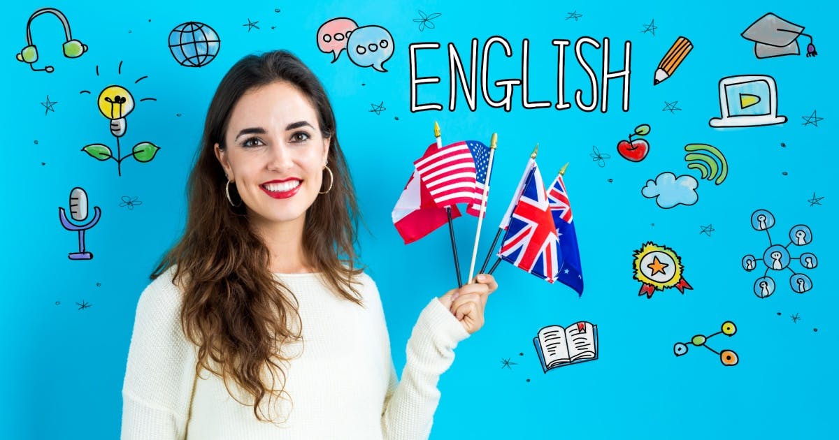 Mulher com bandeiras de países que falam inglês e oferecem curso de inglês para viagem, diante de um fundo azul com desenhos.