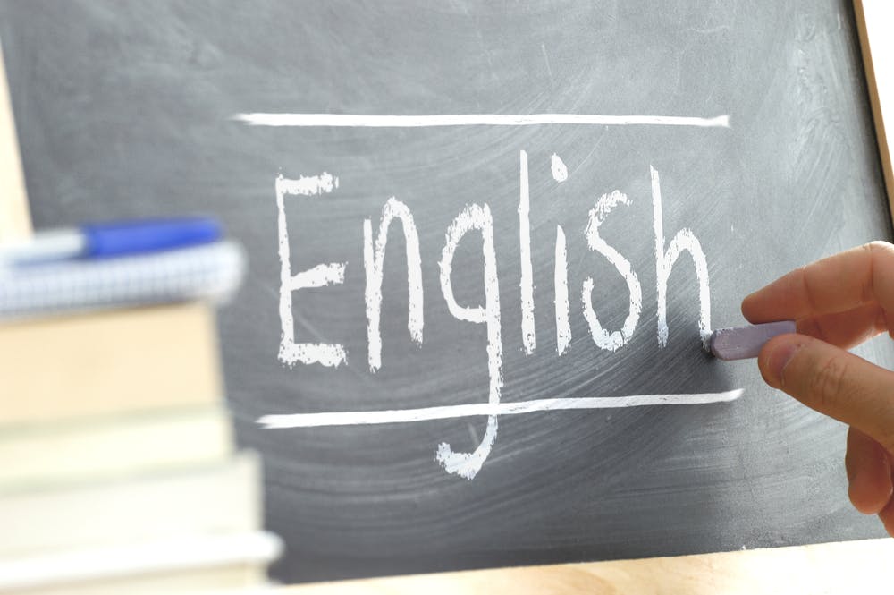 Palavra em inglês escrita em um quadro negro em uma escola de idiomas.