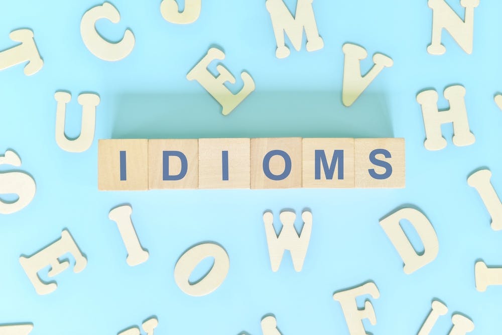 Bloco de letras formando a palavra "idiomas" em um fundo azul.
