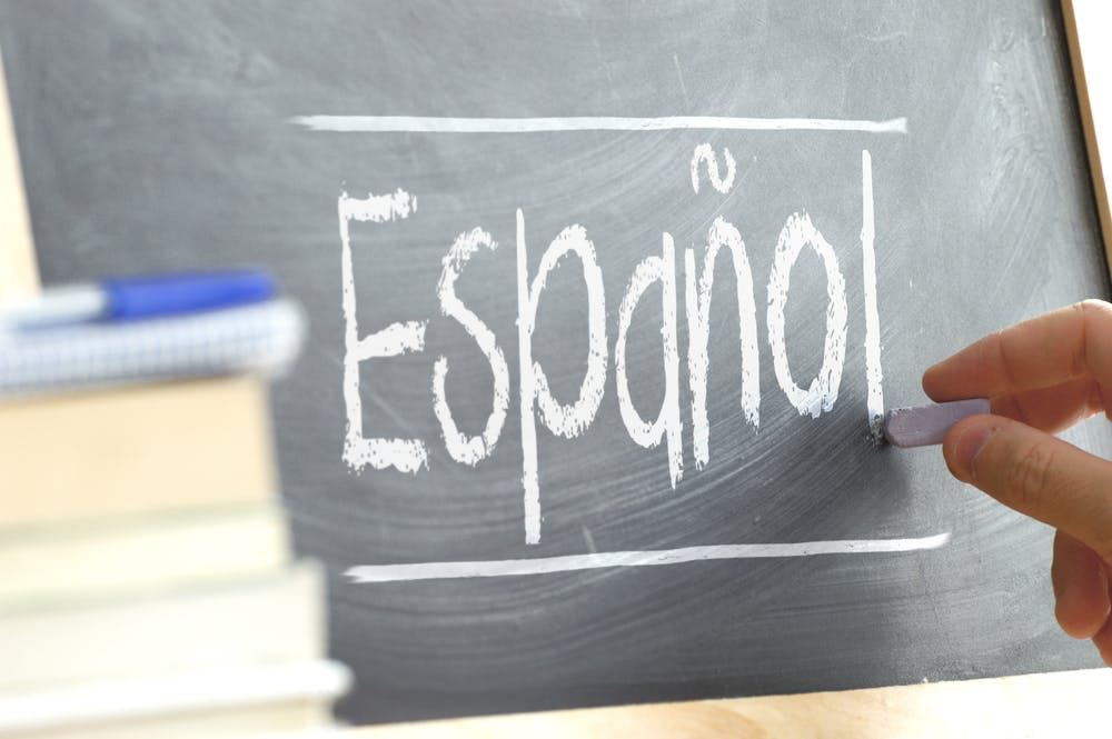 Palavra em espanhol escrita em um quadro negro em uma escola de idiomas.