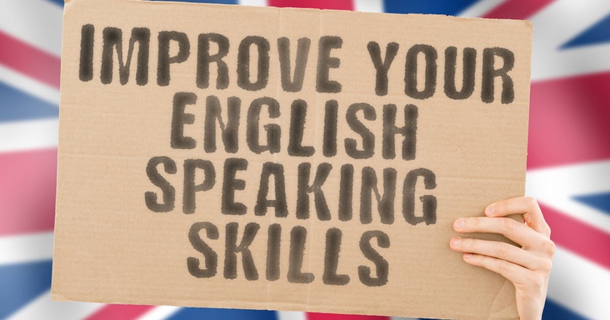 Cartaz com a expressão em inglês "Improve your english speaking skills", diante de uma bandeira da Grã-bretanha.