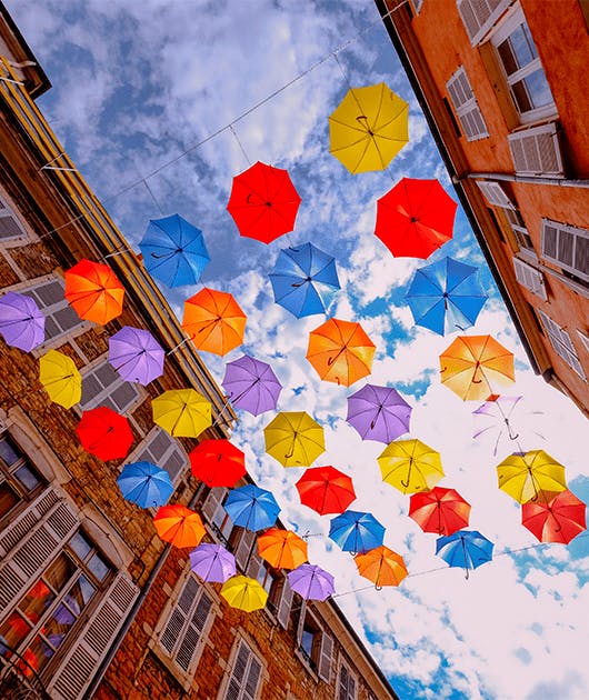Decoração com sombrinhas coloridas nas feirinhas de Londres