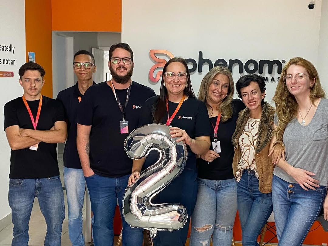 Foto da equipe da Phenom Guapiaçu comemorando os dois anos da unidade.
