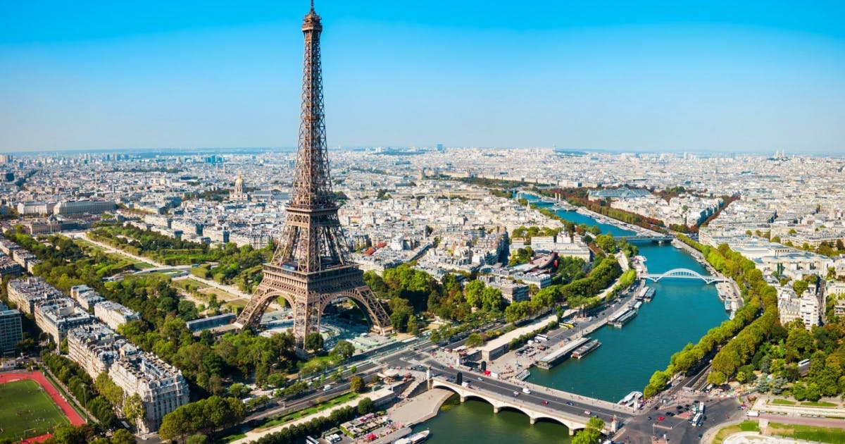 Foto de vista superior de paisagem de Paris, evidenciando a Torre Eiffel e o Rio Senna.