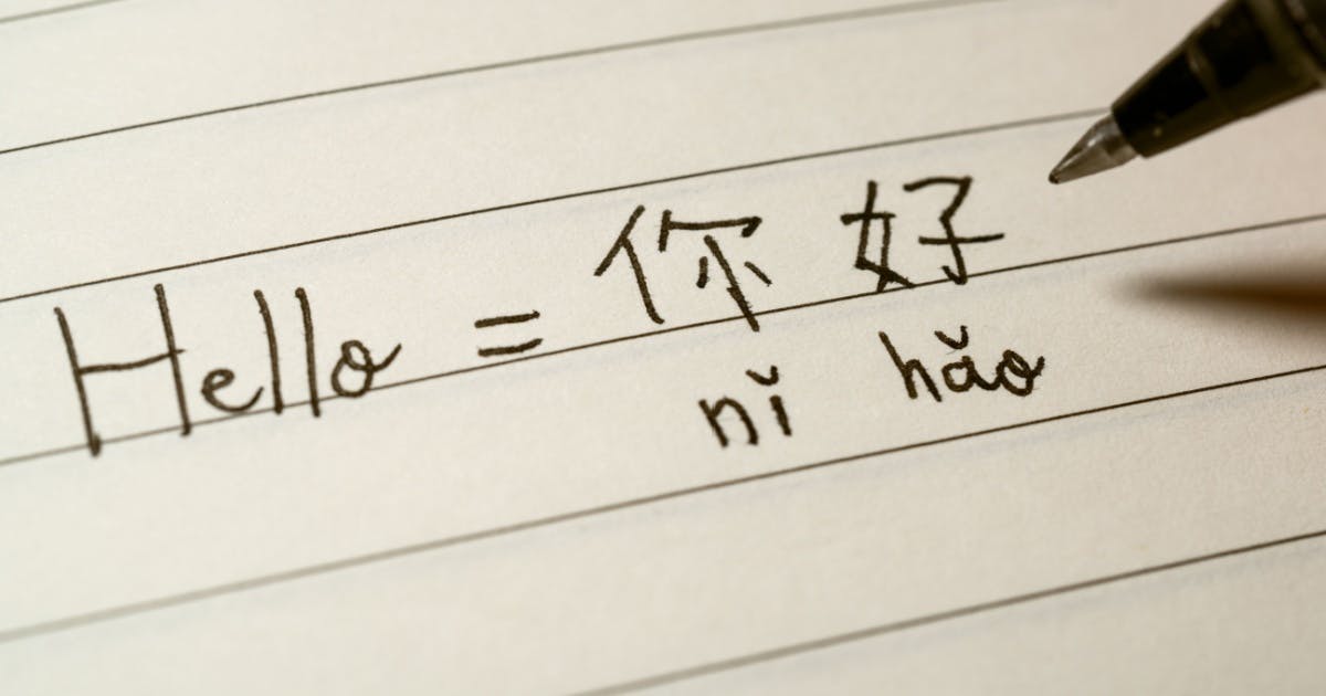 Anotação de como se escreve "Olá" em inglês e em mandarim.
