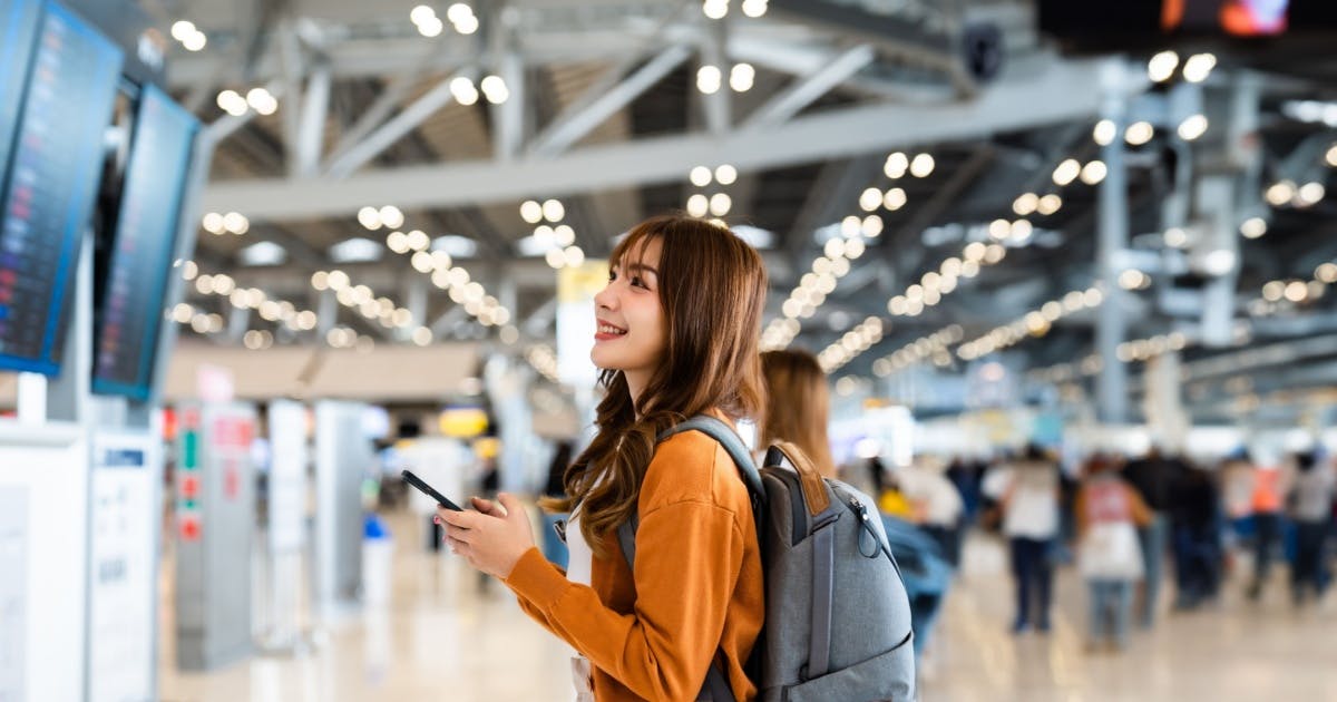 Jovem preparado para intercâmbio internacional com planejamento e inglês fluente.