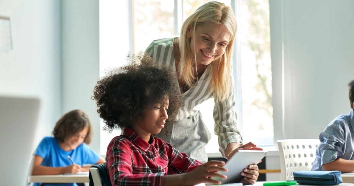 Professor e aluno em conversação em espanhol em ambiente descontraído com expressões naturais de diálogo ativo. 