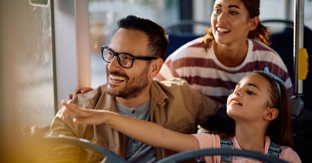 Família em viagem internacional usando inglês para aproveitar experiência cultural.