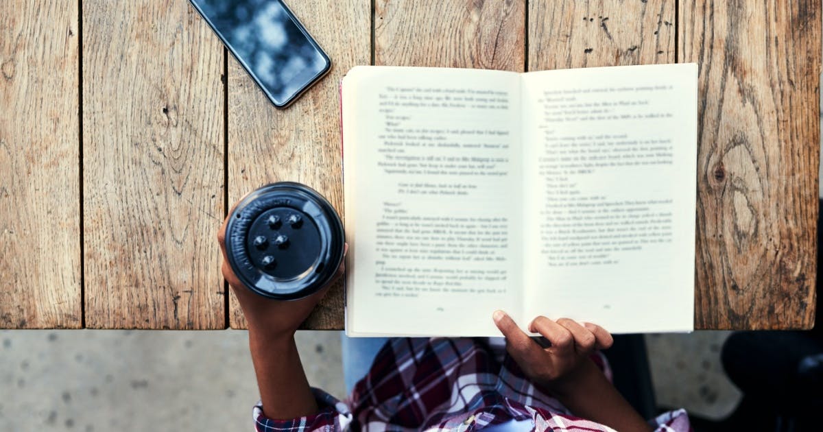 Pessoa lendo livro em inglês como ferramenta de idiomas para expandir vocabulário.