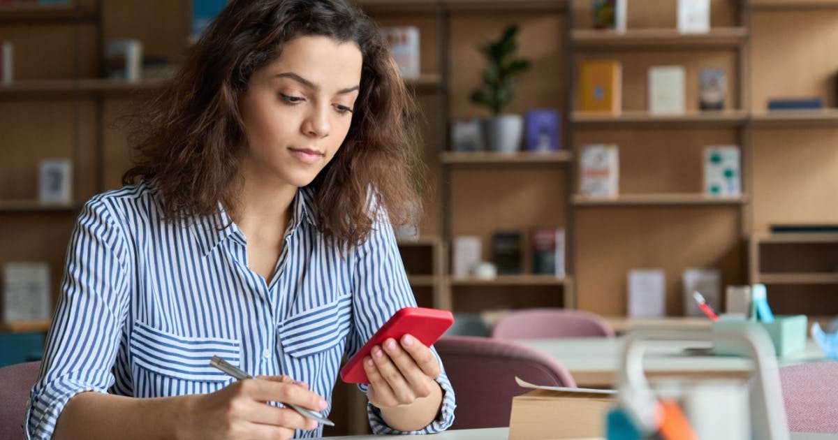Jovem estudando inglês em tablet com app de idiomas — melhores aplicativos para aprender idiomas.
