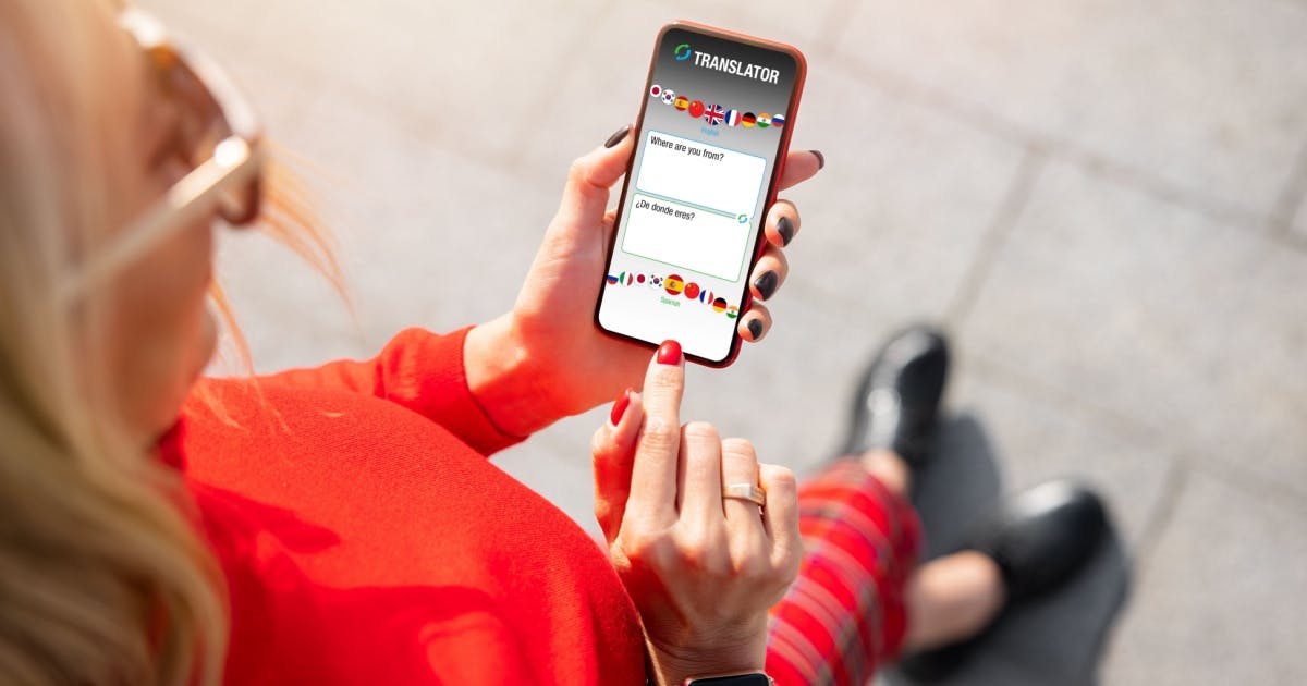 Mulher confusa usando tradutor no celular, devido às limitações das ferramentas de idiomas.