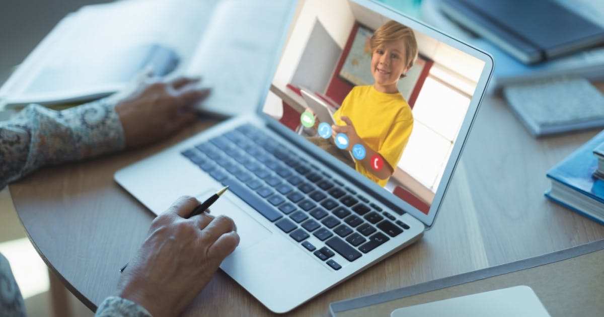 Interação com professor em tempo real durante aula de conversação ao vivo em curso de inglês online.