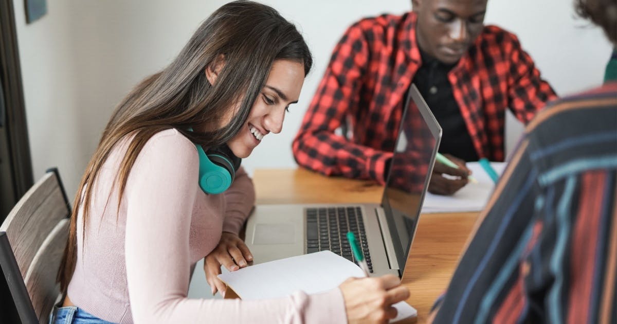 Curso de inglês online: aluna fazendo aula presencial para comparar o estudo em casa e em sala de aula.