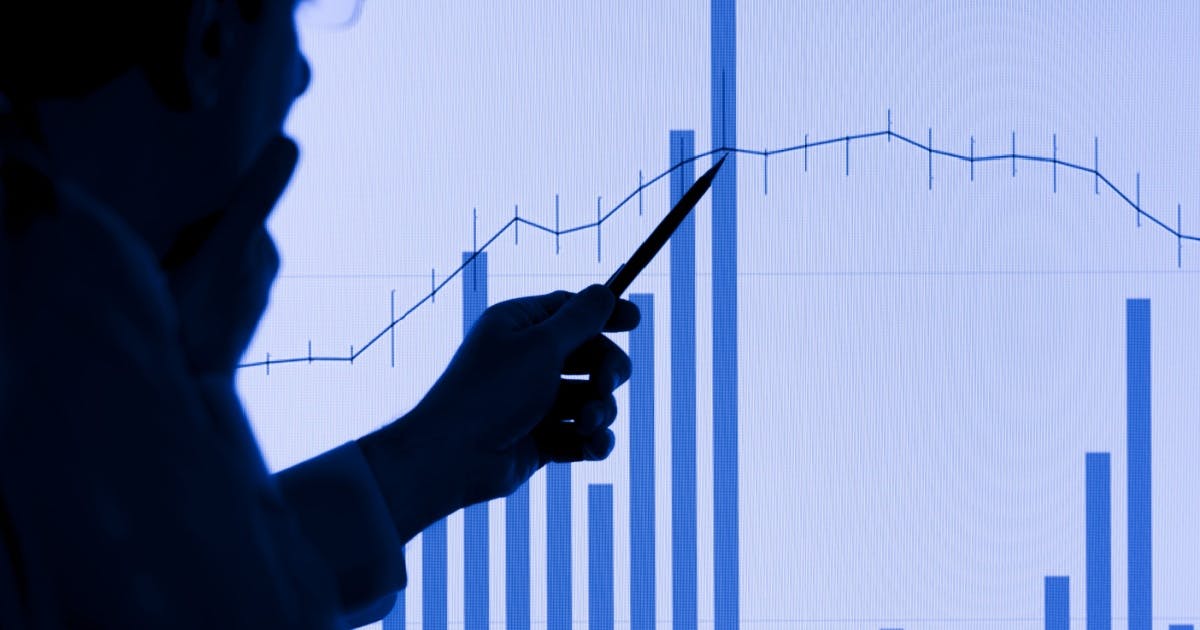 Curso de inglês online: pessoa medindo progresso por gráficos.