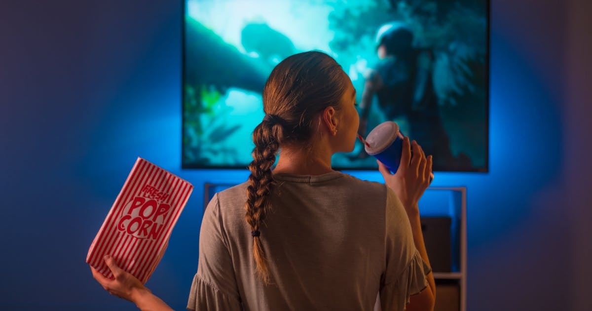 Aprender inglês com séries e filmes: pessoa assistindo conteúdo com legenda em inglês.