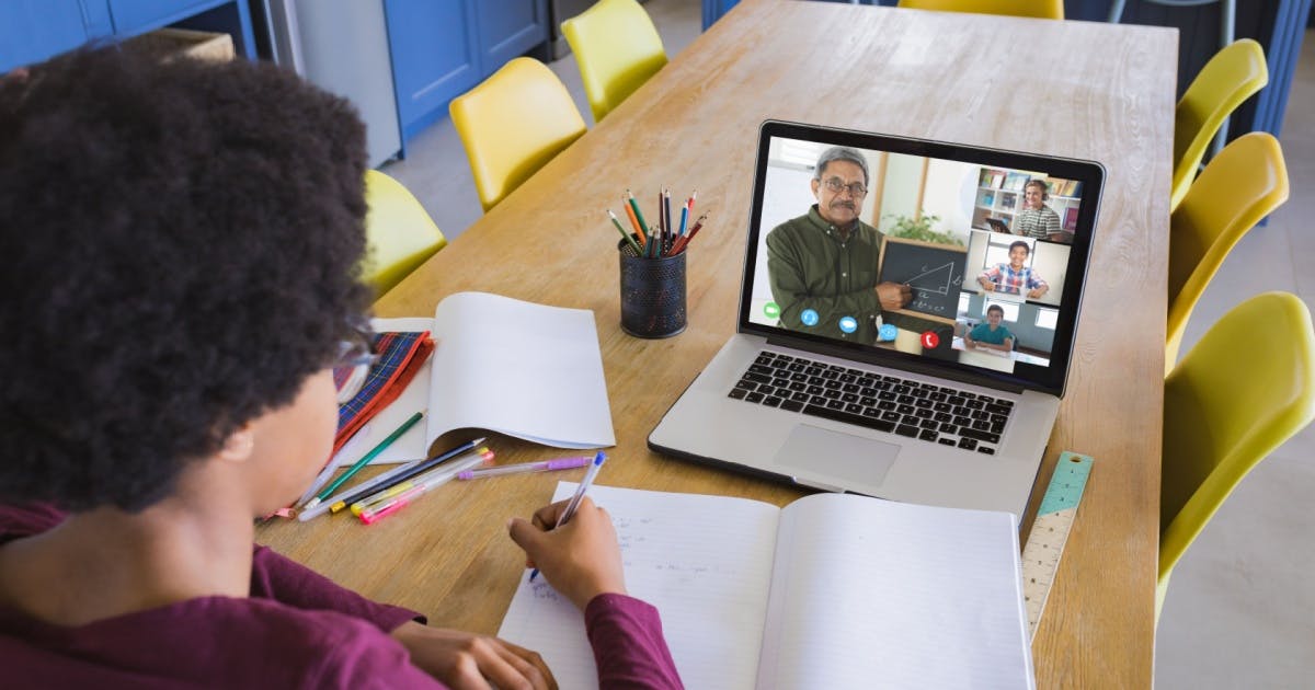 Curso de inglês com conversação: aluno e professor em aula prática.