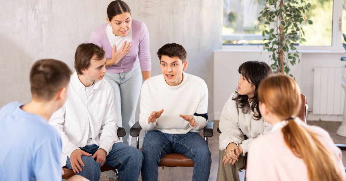 Prática de conversação em grupo.