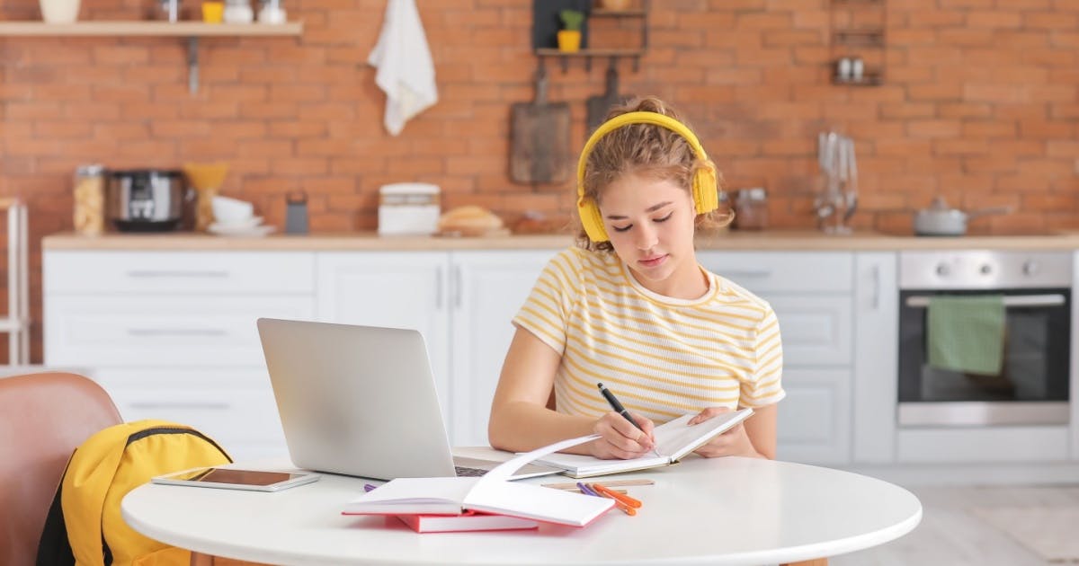Aluno praticando conversação em inglês com método.