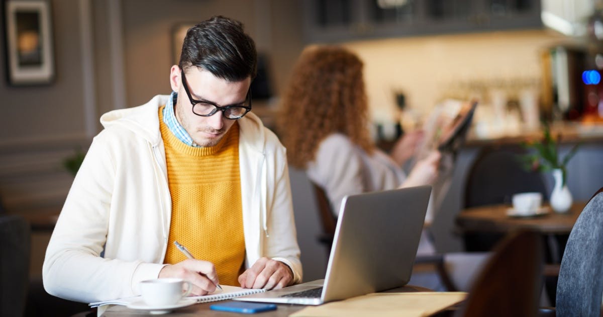 Opções para praticar conversação em inglês online e presencial.