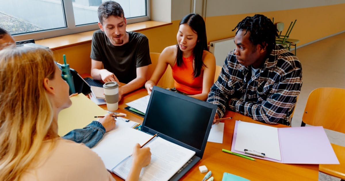 Alunos de Idiomas em aula de conversação.