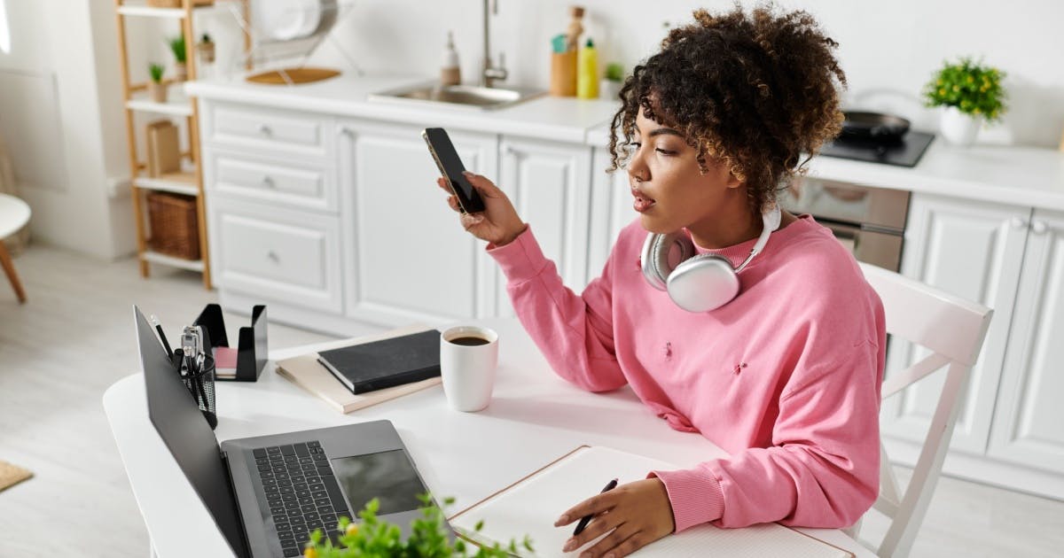 Falar inglês: Pessoa praticando inglês sozinha em casa.