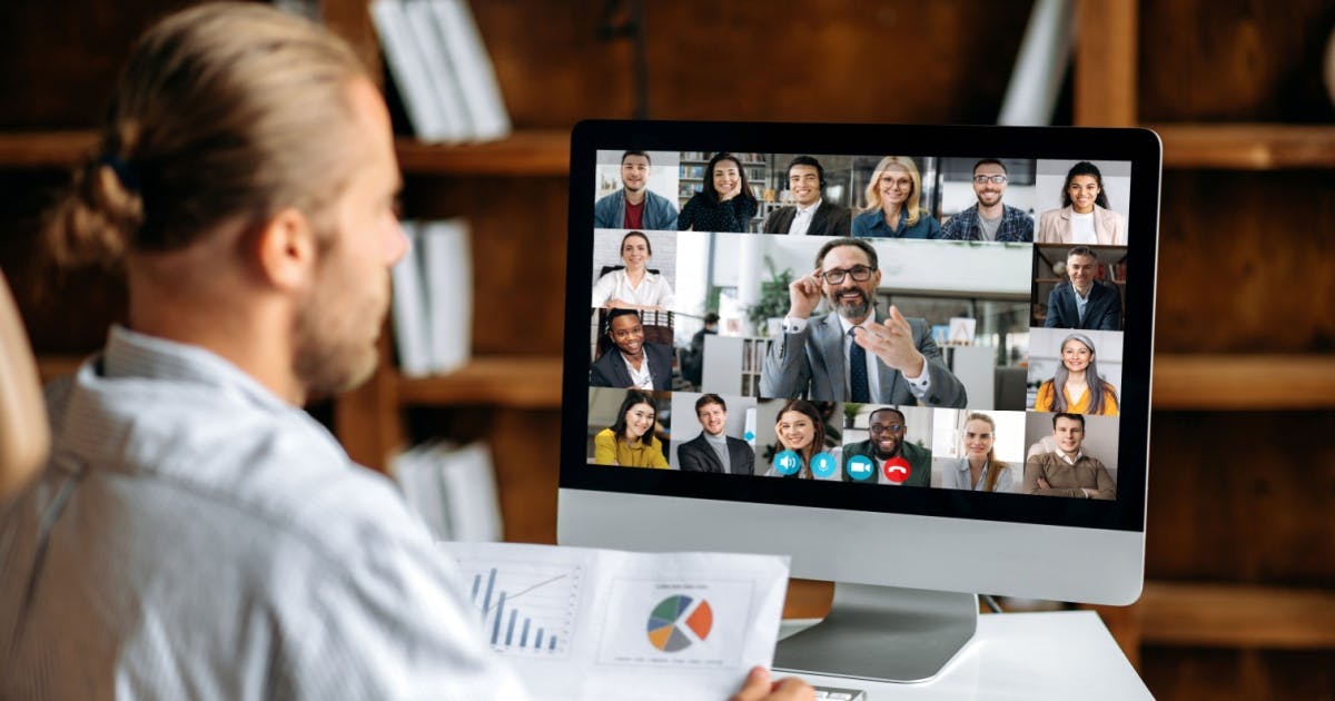 Profissional bilíngue em reunião com equipe global.