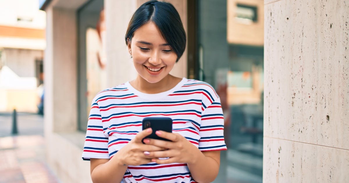 Pessoa descobrindo o significado de palavras em inglês pelo celular.