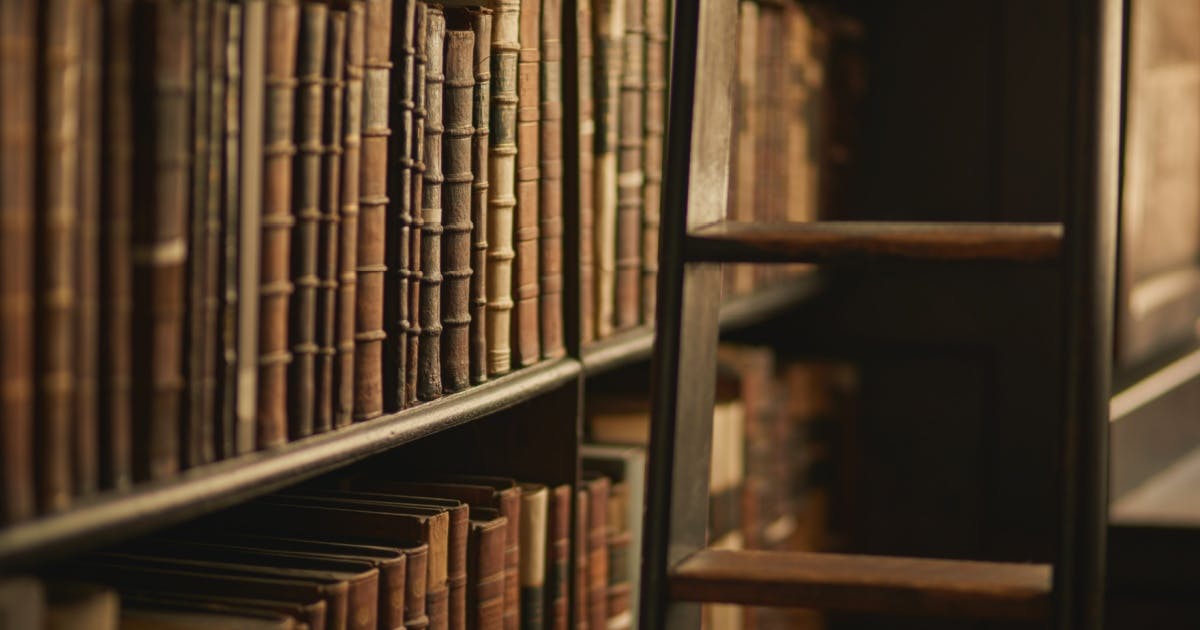 Biblioteca de literatura inglesa com livros do medieval ao contemporâneo.