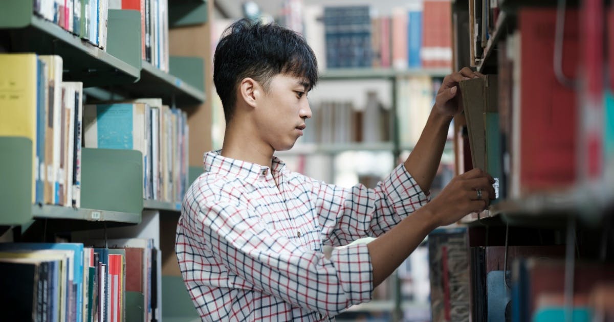 Clássicos da literatura inglesa organizados nas prateleiras de uma biblioteca.