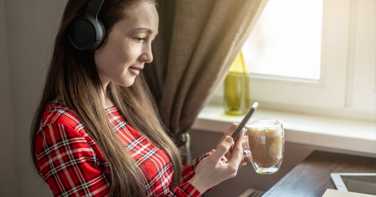 Mulher usando audiobook e leitura para aprender inglês com literatura inglesa. 