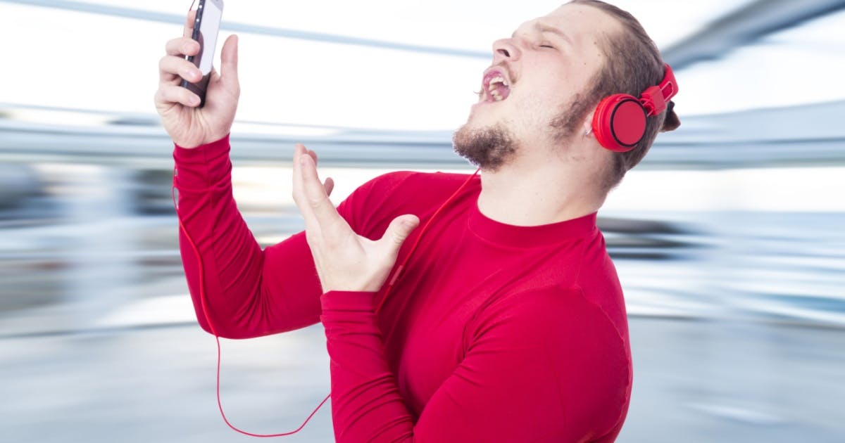 Músicas para aprender inglês: pessoa ouvindo e cantando músicas para aprender inglês.