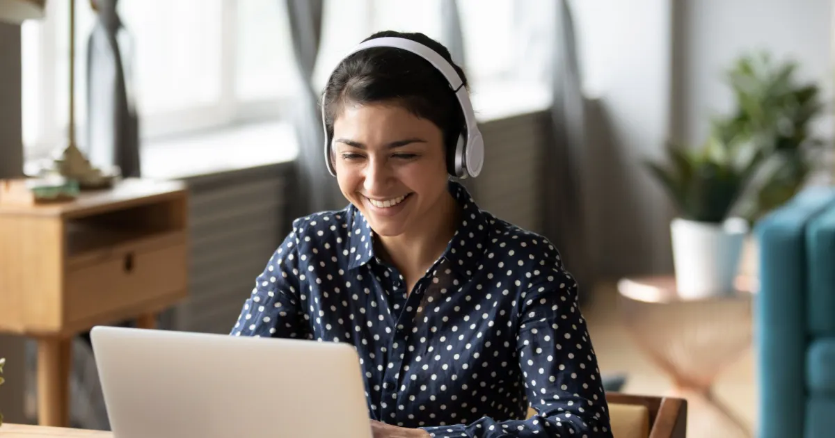 Mulher assistindo filmes em inglês para praticar o idioma.