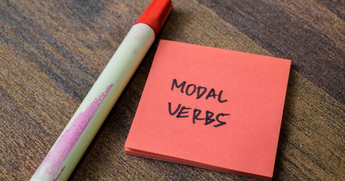 Diferença entre modal verbs de possibilidade.