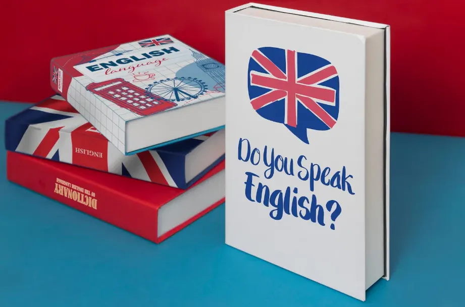 Livros decorativos com temática de inglês, incluindo capa com a bandeira do Reino Unido e a frase “Do you speak English?” em um fundo colorido vermelho e azul.