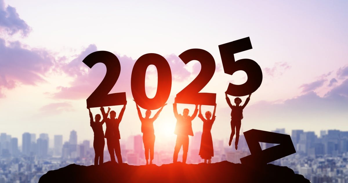 Um grupo de pessoas diversas segurando o número 2025, no Ano-Novo, como símbolo de um futuro brilhante nos negócios.