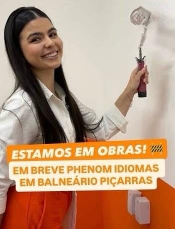 Capa de um post de uma unidade Phenom com uma menina sorrindo,segurando um rolo de tinta.