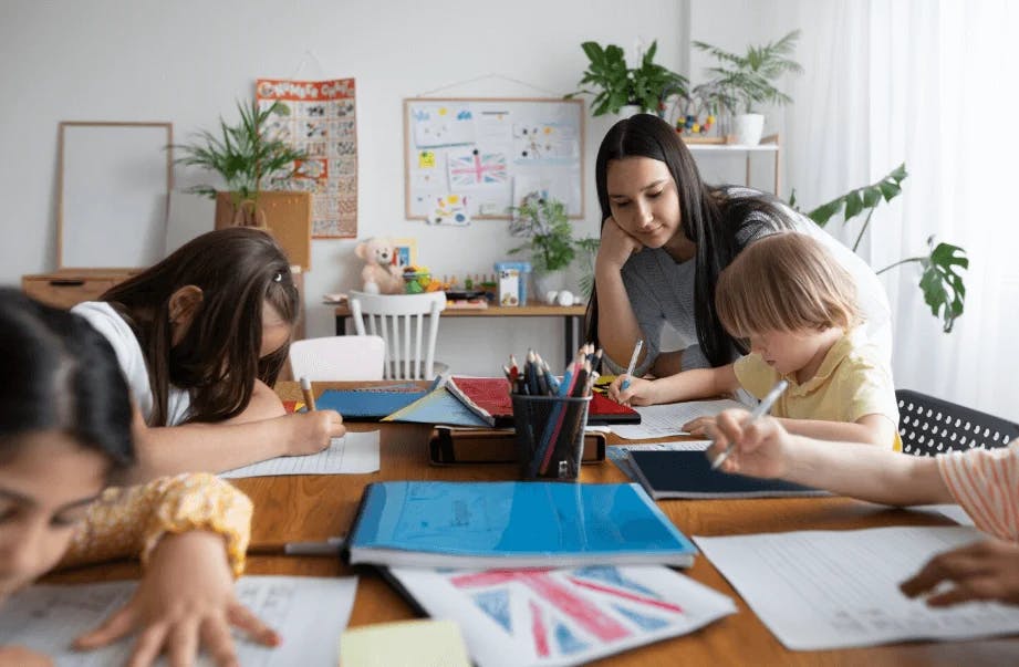 Mãe ajudando crianças com tarefas escolares em casa, ambiente de estudos com livros, cadernos e plantas decorativas, conceito de educação e parentalidade.