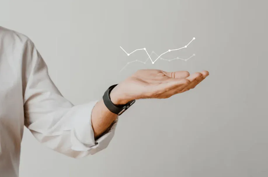 Homem de camisa branca mostra a mão aberta com um relógio inteligente enquanto um gráfico holográfico de tendência aparece no fundo, sugerindo monitoramento de saúde e dados em tempo real.