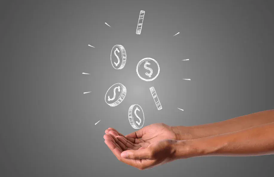 Mão oferecendo suporte em primeiro plano com moedas e sinais de dólar em estilo gráfico ao redor, sugerindo economia, investimento e dinheiro no contexto de finanças.