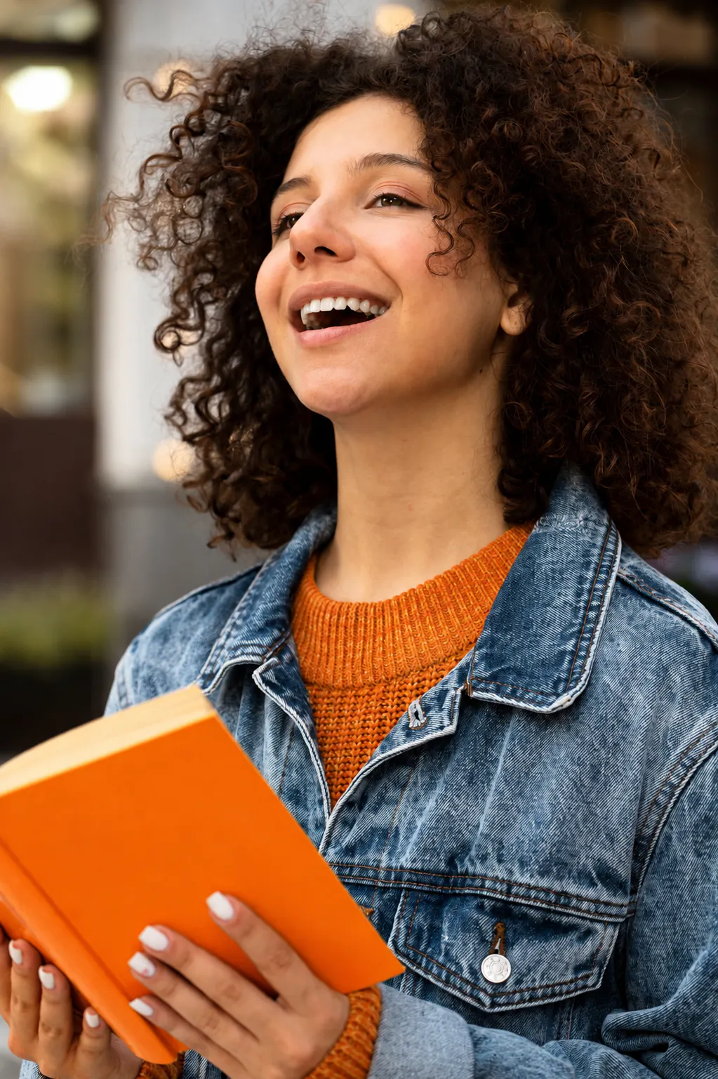 Empreendedora segurando um livro, simbolizando aprendizado e evolução constante.