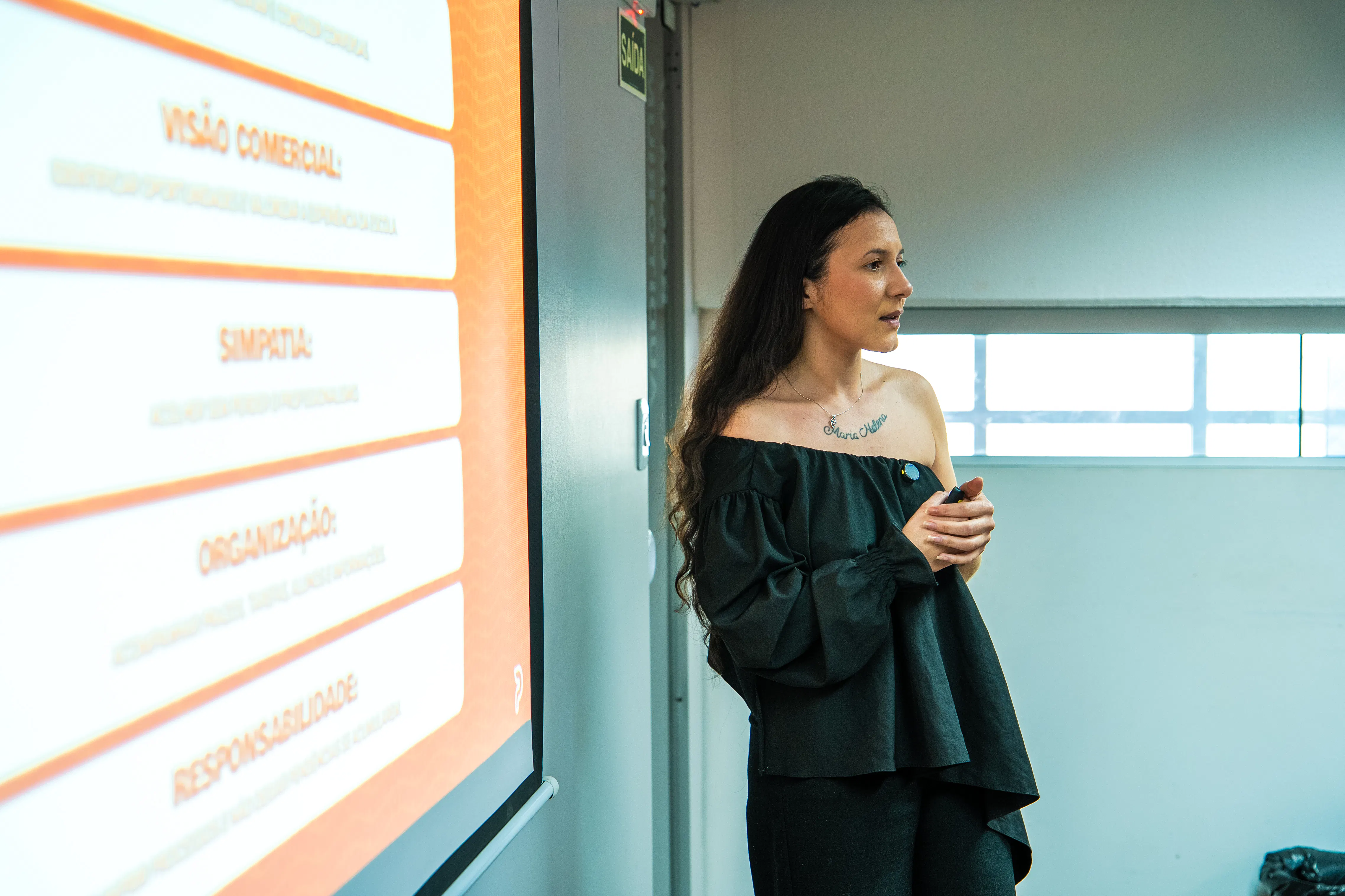 Paloma conduzindo sua apresentação.
