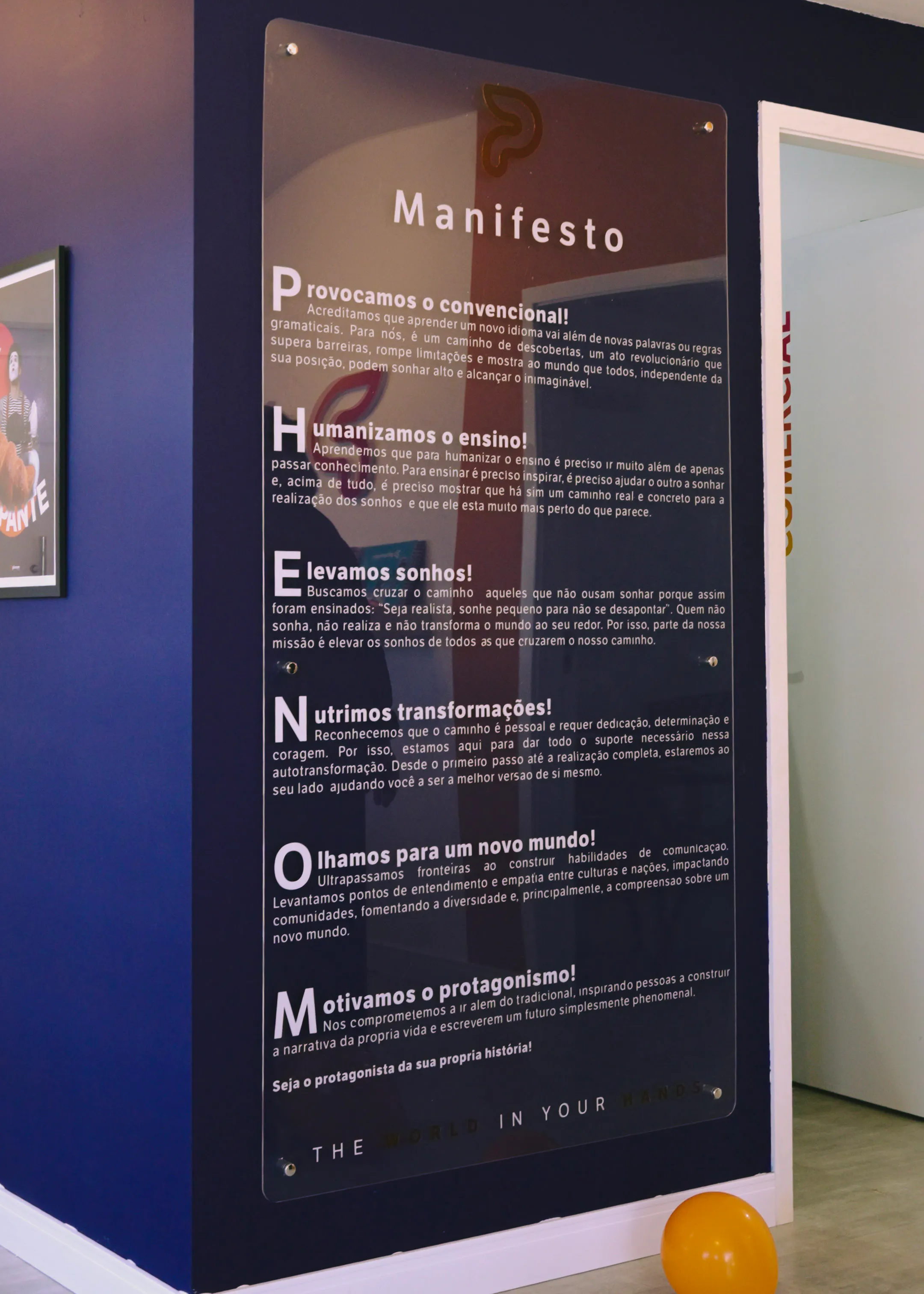 Manifesto da Phenom Idiomas exposto nas paredes da escola.
