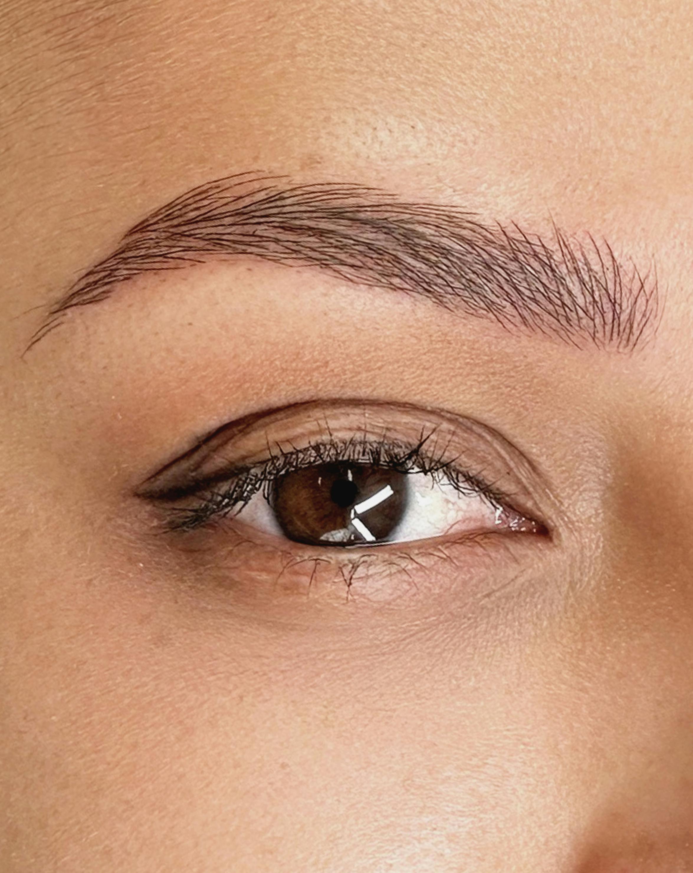 PhiBrows Hairstrokes Combo è una tecnica che combina la precisione del microblading con tratti nano