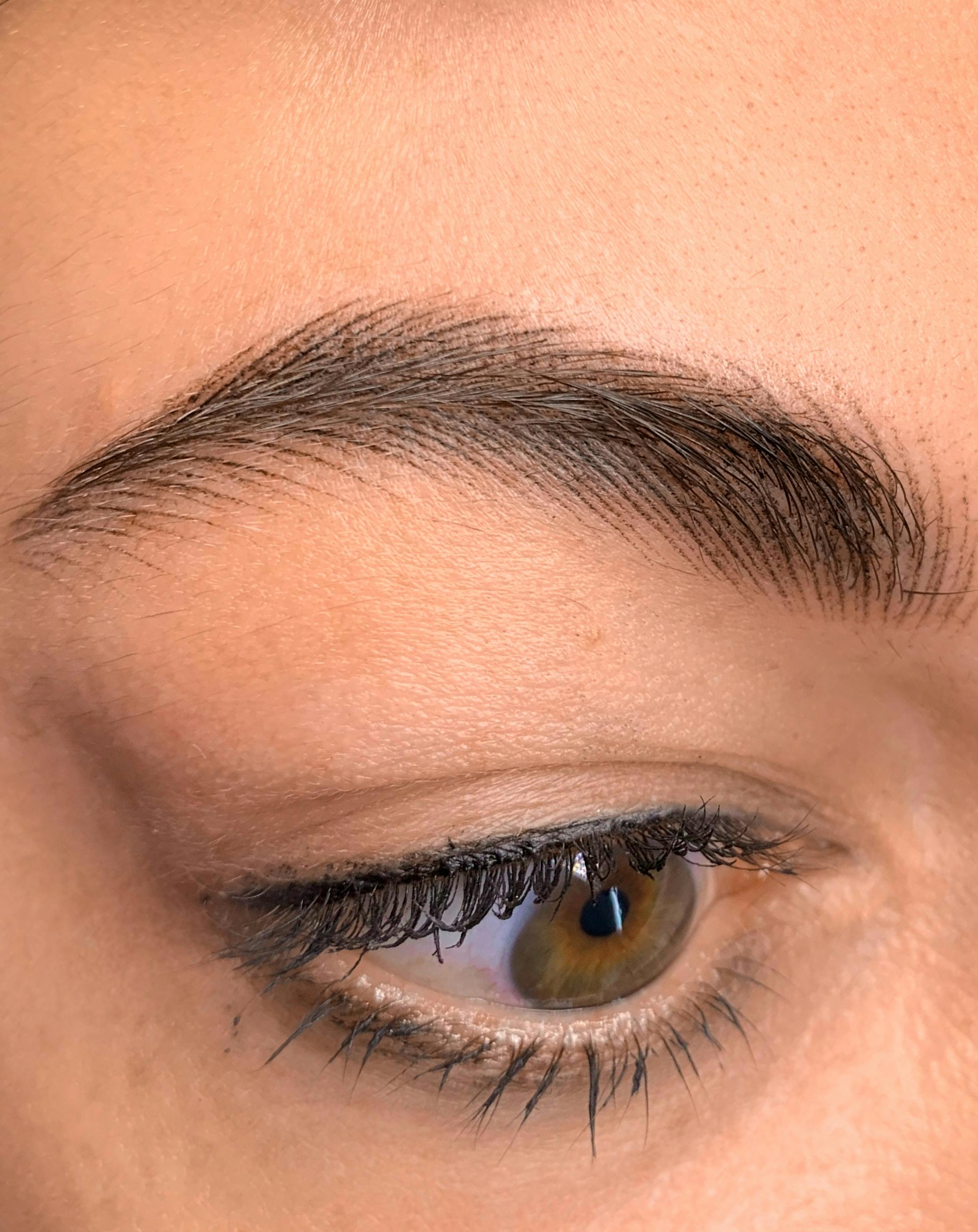 Phibrows Strokes - Natural-looking eyebrows created with precisely drawn strokes