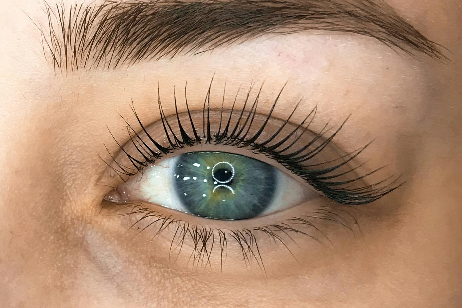The Lashes Lifting treatment gives the natural lashes an extraordinary curl