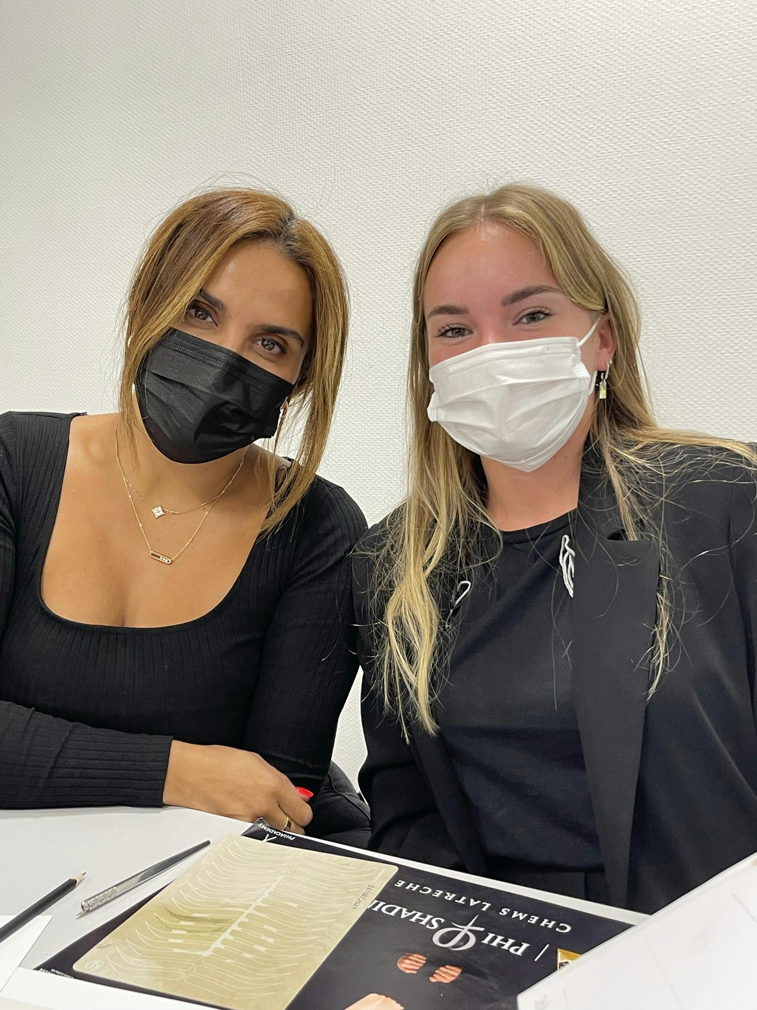 Chems und eine ihrer Studentinnen