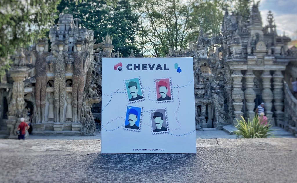Le jeu de société Cheval de Benjamin Roucayrol trônant devant le Palais Idéal du Facteur Cheval